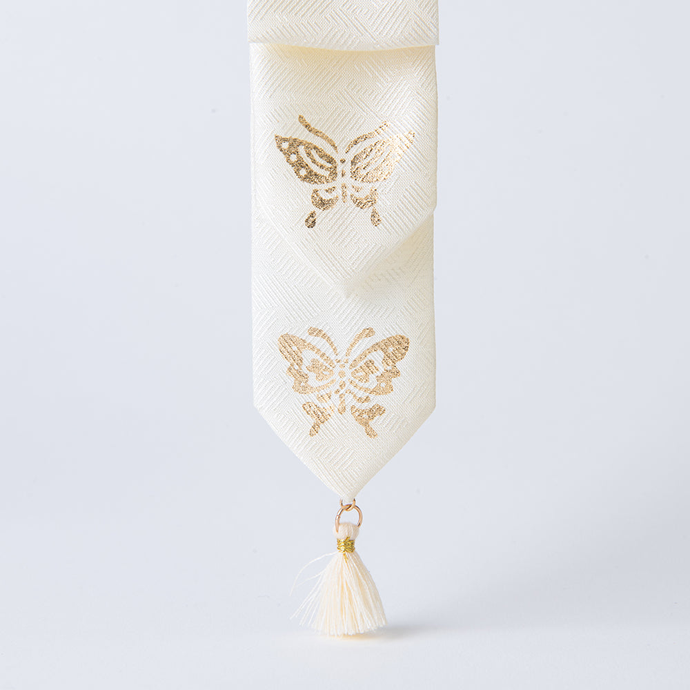 GLEAF silk keychain featuring gold-leaf stamped twin butterfly design – traditional Korean handcrafted item