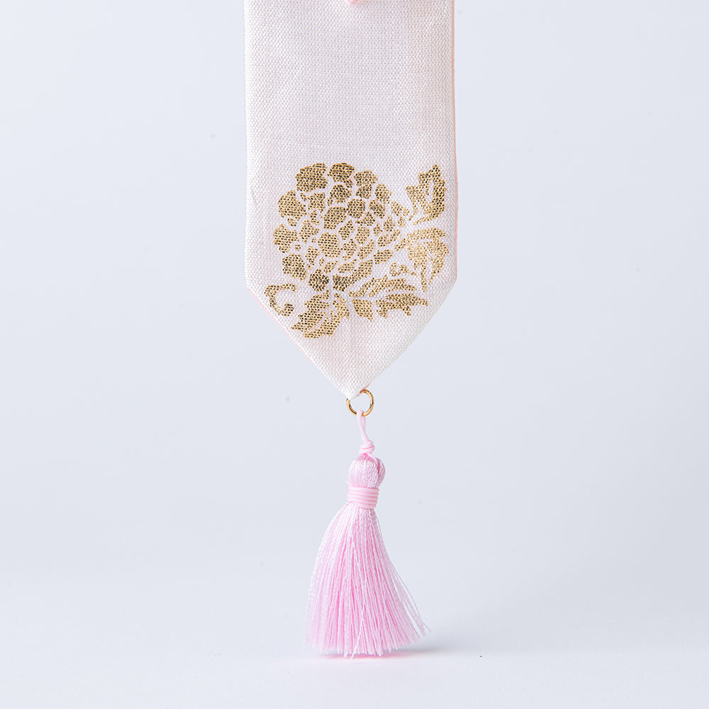 GLEAF silk keychain featuring gold-leaf stamped lotus and peony design – traditional Korean handcrafted item